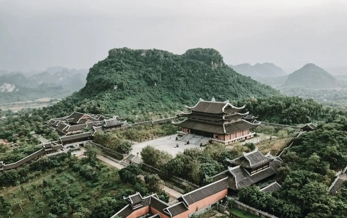 Visit Yen Tu Mountain and Yen Tu Pagoda.
