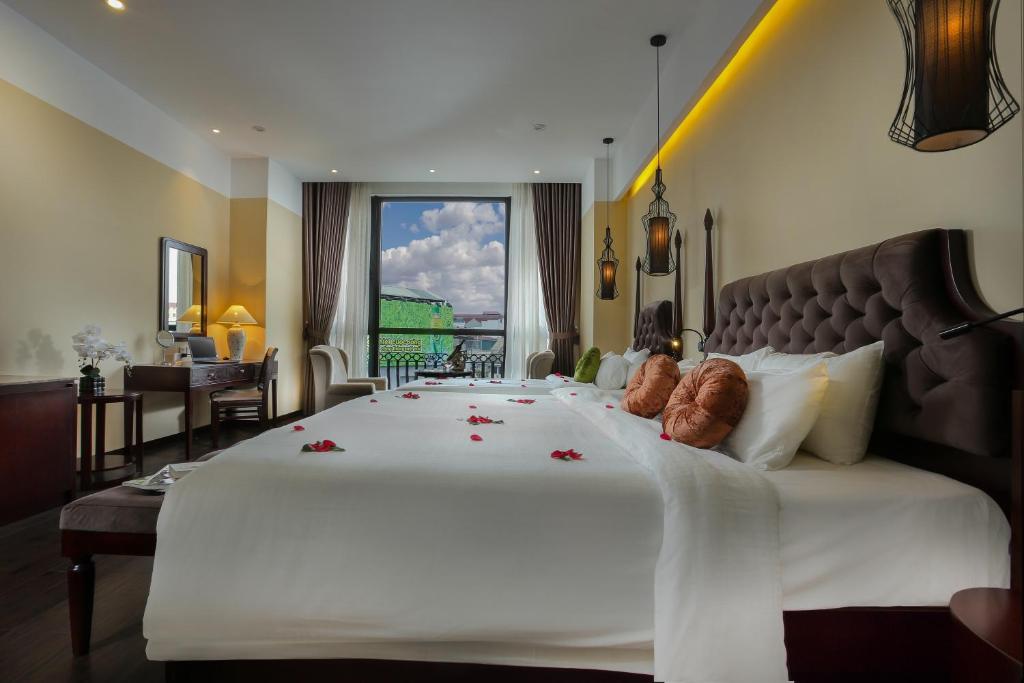  This Hanoi street hotel offers top-notch amenities, ensuring a high-quality experience for guests. 